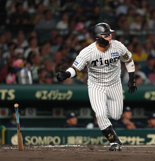 阪神対ヤクルト　3回裏阪神2死一、二塁、前川は3点本塁打を放つ（撮影・上田博志）