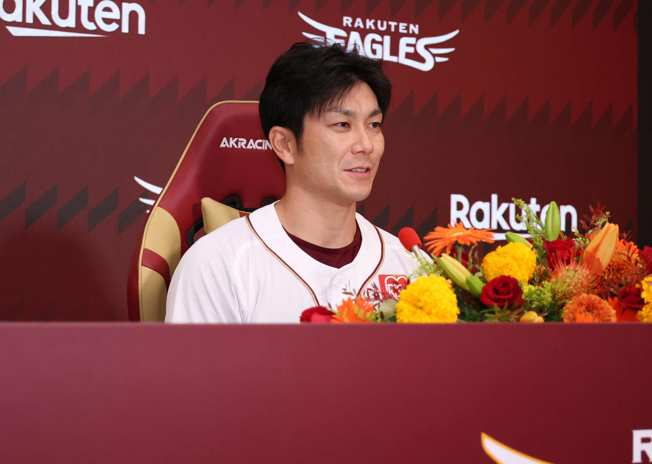 楽天対西武　引退会見で話をする楽天岡島（撮影・増田悦実）