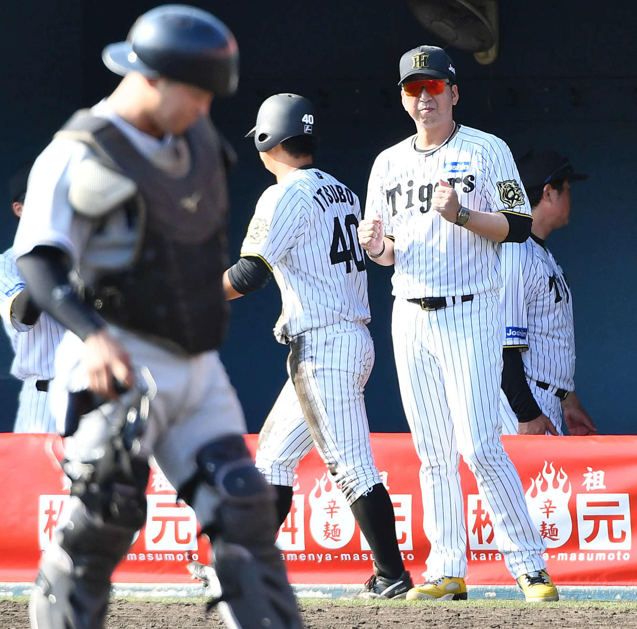 阪神対くふうハヤテ　9回裏阪神1死二塁　同点左前適時打を放った原口文仁に代走を告げる藤川球児監督（右）。後方左は生還した井坪（撮影・岩下翔太）