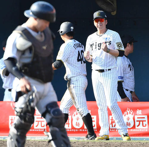 阪神対くふうハヤテ　9回裏阪神1死二塁　同点左前適時打を放った原口文仁に代走を告げる藤川球児監督（右）。後方左は生還した井坪（撮影・岩下翔太）