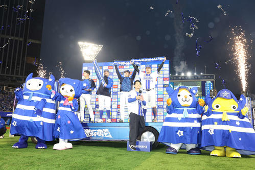 DeNA対巨人　勝利しお立ち台で喜ぶ左から、DeNAケイ、伊勢、筒香（撮影・宮地輝）