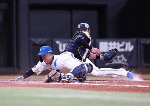 日本ハム対オリックス　8回裏日本ハム2死一、二塁、レイエスの右前2点適時打で生還する一塁走者矢沢（撮影・黒川智章）
