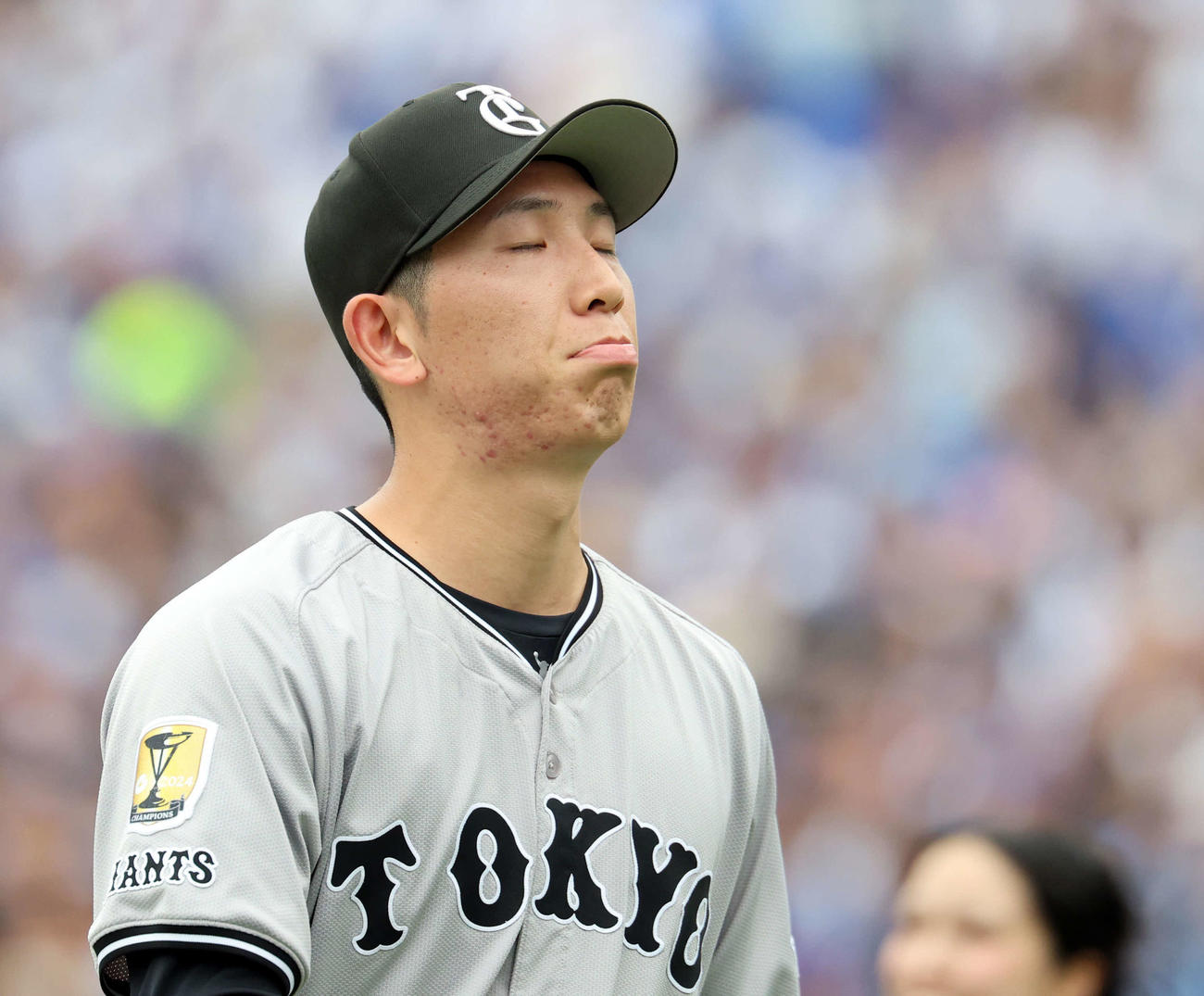 DeNA対巨人　1回裏DeNAに同点にされ悔しそうに引き揚げる戸郷（撮影・浅見桂子）