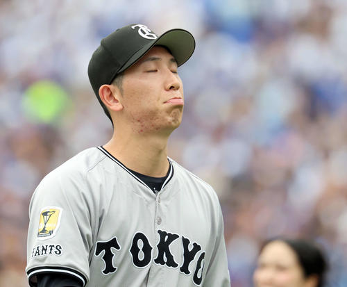 DeNA対巨人　1回裏DeNAに同点にされ悔しそうに引き揚げる戸郷（撮影・浅見桂子）