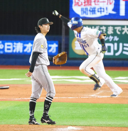 DeNA対巨人　11回裏DeNA2死一、三塁、蝦名（後方）にサヨナラ適時打を浴びる田中瑛（撮影・江口和貴）