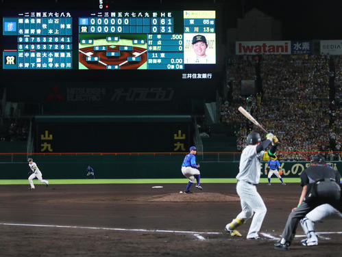 阪神対DeNA 6回裏阪神1死二塁、打者森下の時、二走近本は投手が動き出す前からスタートを切る完璧なスタートで三盗を決める（撮影・上山淳一）