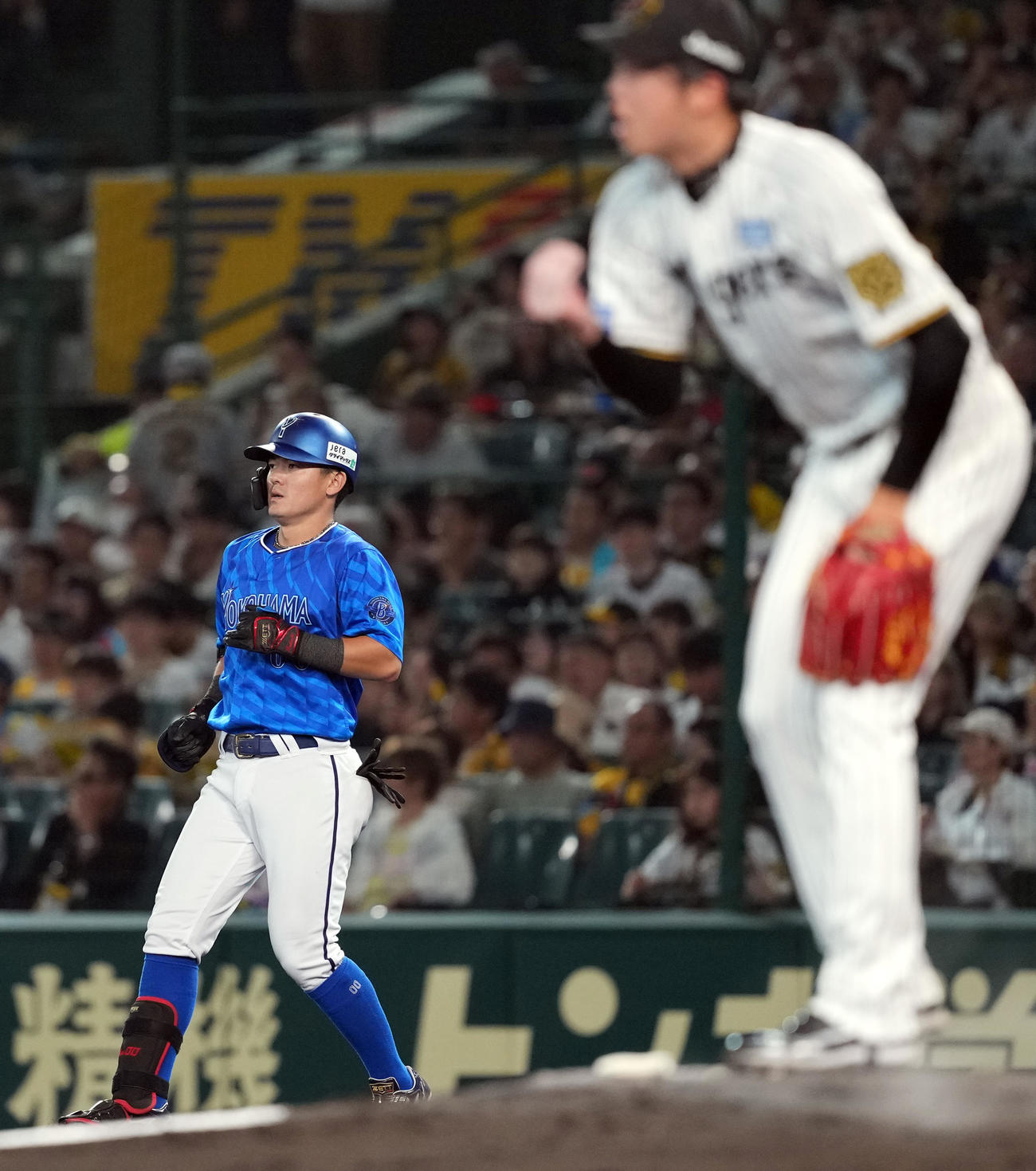 阪神対DeNA 3回表DeNA無死、中前打を放った林。右は才木（撮影・たえ見朱実）