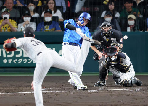 阪神対DeNA 3回表DeNA2死二塁、佐野は左翼線へ適時二塁打を放つ。投手才木（撮影・加藤哉）