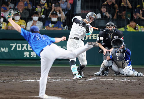 阪神対DeNA 8回裏阪神1死一、二塁、佐藤輝は右前適時打を放つ。投手伊勢（撮影・加藤哉）