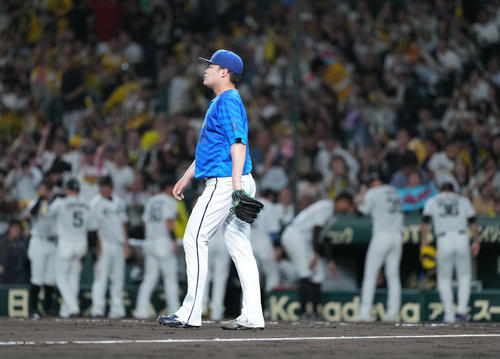 阪神対DeNA 8回裏阪神1死一、二塁、佐藤輝に同点の適時打許す伊勢（撮影・たえ見朱実）
