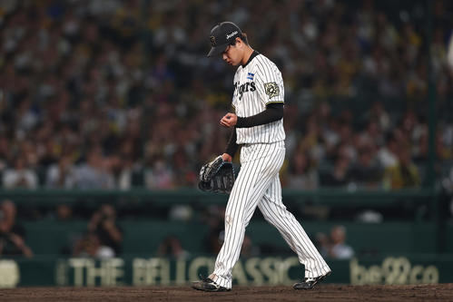 阪神対DeNA 8回表DeNA2死満塁、降板となりベンチへ下がる高橋（撮影・前田充）