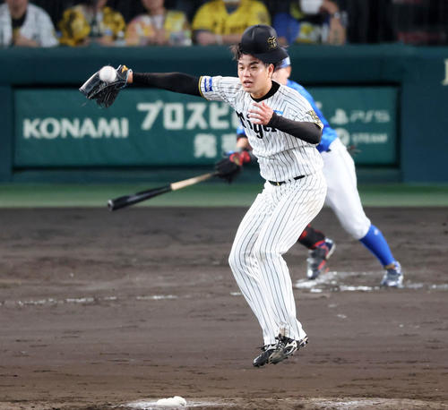阪神対DeNA 8回表DeNA1死一塁、高橋は林の打球にグラブを出すが中前打となる（撮影・加藤哉）