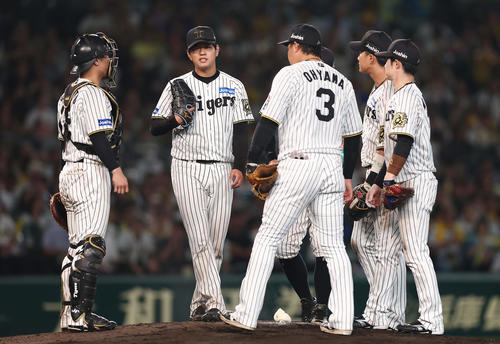 阪神対DeNA 8回表DeNA1死、代打松尾に中前打を許し、マウンドに集まる高橋（左から2人目）ら（撮影・前田充）