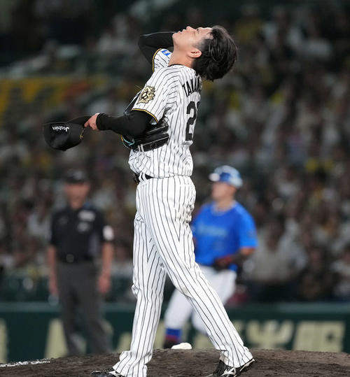 阪神対DeNA 8回表DeNA1死一塁、林に中前打を許し天を仰ぐ高橋（撮影・たえ見朱実）