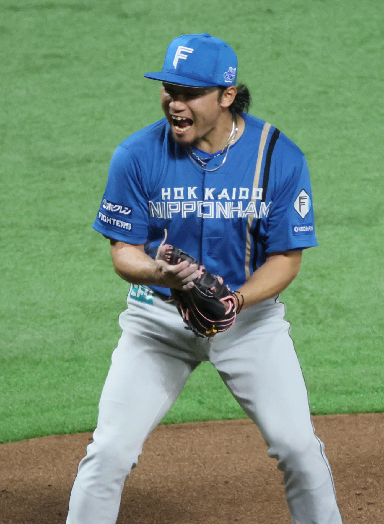 ソフトバンク対日本ハム　4回裏ソフトバンク2死三塁、野村を三振に仕留め、ほえる伊藤（撮影・加藤孝規）