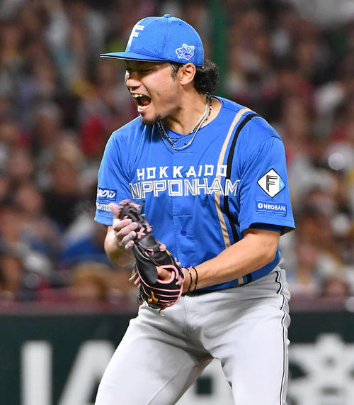 ソフトバンク対日本ハム　4回裏ソフトバンク2死三塁、野村を空振り三振に抑え、雄たけびをあげる伊藤（撮影・岩下翔太）
