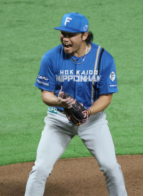 ソフトバンク対日本ハム　4回裏ソフトバンク2死三塁、野村を三振に仕留め、ほえる伊藤（撮影・加藤孝規）