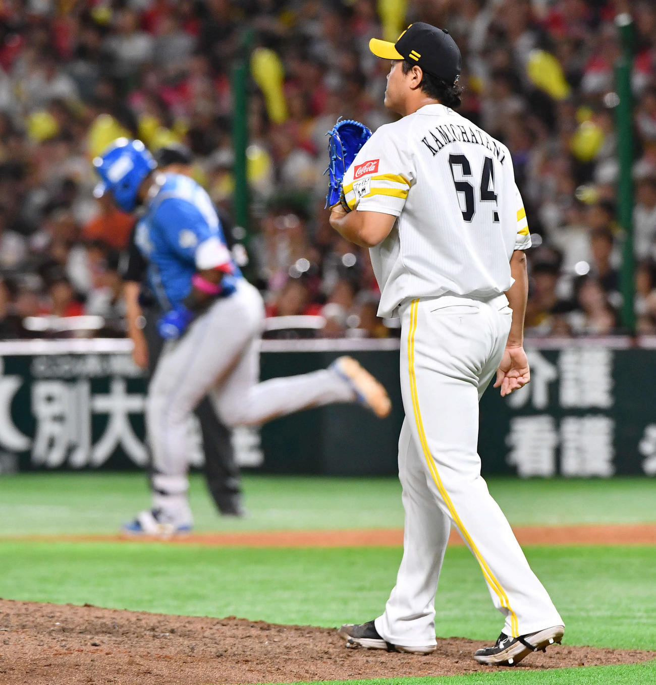 ソフトバンク対日本ハム　7回表日本ハム2死三塁、レイエス（左）に左越え2点本塁打を打たれた上茶谷（撮影・岩下翔太）