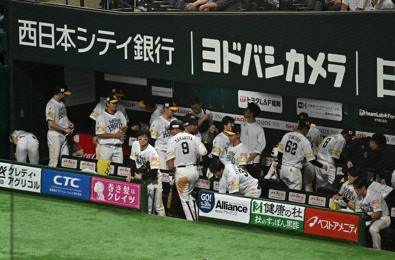 ソフトバンク対日本ハム　日本ハムに2連敗し引きあげるソフトバンクナイン（撮影・林敢治）