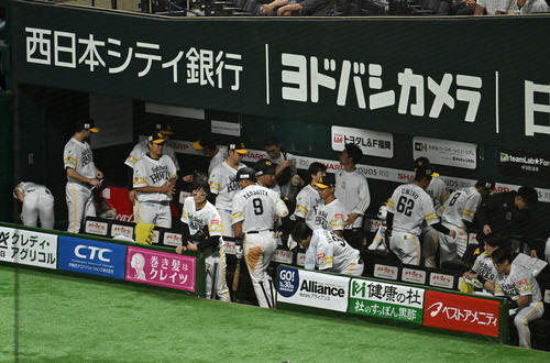 ソフトバンク対日本ハム　日本ハムに2連敗し引きあげるソフトバンクナイン（撮影・林敢治）