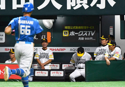 ソフトバンク対日本ハム　6回表日本ハム1死三塁、水野の一ゴロを山川が適時失策し、肩を落とす小久保監督（右から3人目）（撮影・岩下翔太）