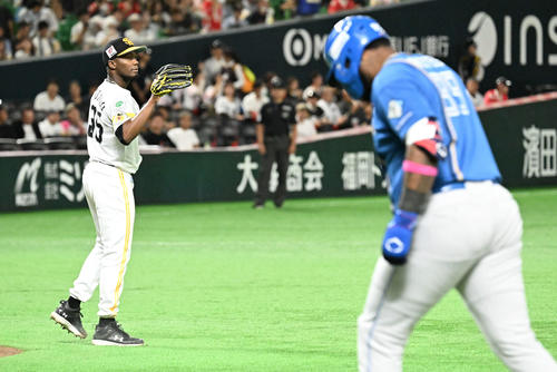 ソフトバンク対日本ハム　6回表日本ハム1死、レイエス（手前）を二ゴロに仕留めたモイネロ（撮影・林敢治）