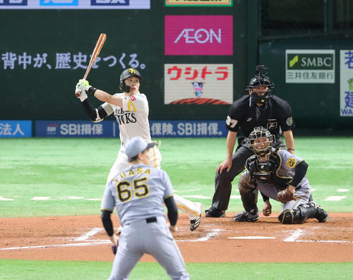 ソフトバンク対阪神　7回裏ソフトバンク2死、周東は左翼線二塁打を放つ（撮影・梅根麻紀）