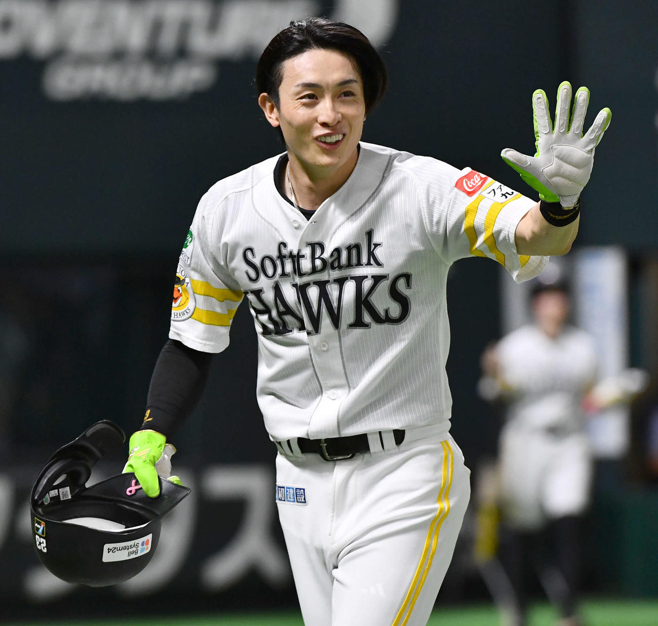 日本シリーズ新記録となる5安打目を放った周東は笑顔で5をつくりながらベンチへ戻る（2025年10月26日撮影）