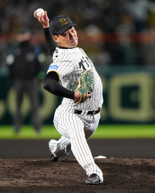 阪神対ソフトバンク　8回表から3番手で登板した阪神岩崎（撮影・鈴木みどり）