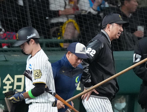 阪神対ソフトバンク　7回裏阪神2死三塁、中野（左）は空振り三振に倒れる。右は選手交代を告げる藤川監督（撮影・足立雅史）