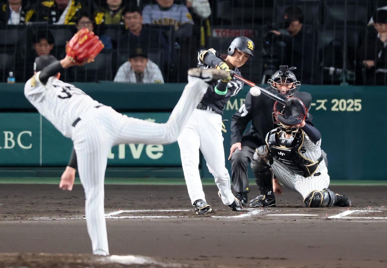 阪神対ソフトバンク　6回表ソフトバンク1死二塁、右線適時三塁打を放つ柳町。投手才木（撮影・加藤哉）