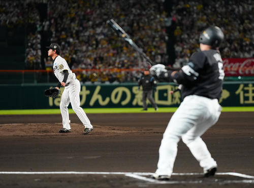阪神対ソフトバンク　2回表ソフトバンク無死、山川に先制の中越えソロ本塁打を浴びる高橋（撮影・鈴木みどり）