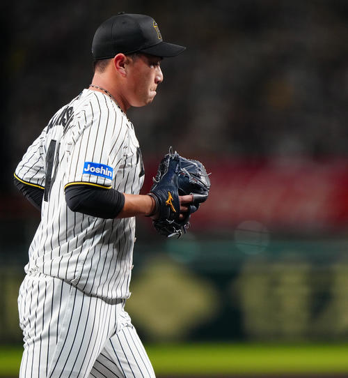阪神対ソフトバンク　6回表を終え、浮かない表情でベンチへ戻る阪神桐敷（撮影・鈴木みどり）
