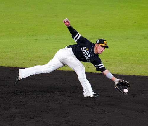 阪神対ソフトバンク　9回裏阪神1死、好守で坂本を遊ゴロとする野村（撮影・江口和貴）