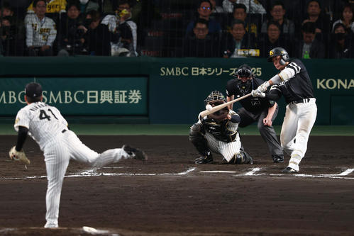 阪神対ソフトバンク　11回表ソフトバンク無死、右越えに勝ち越し本塁打を放つ野村。投手村上（撮影・前田充）