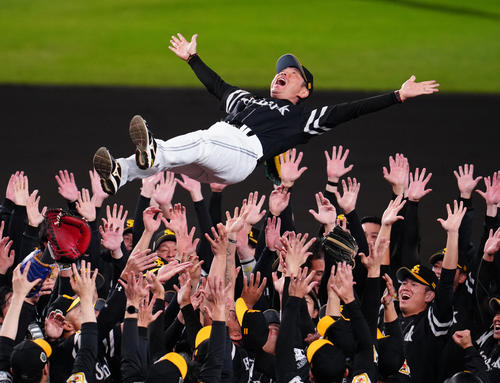 阪神対ソフトバンク　優勝し胴上げされるソフトバンク小久保監督（撮影・江口和貴）