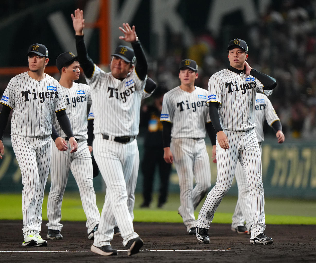 阪神対ソフトバンク　ソフトバンクに敗れ、引き揚げる阪神才木（右）（撮影・鈴木みどり）