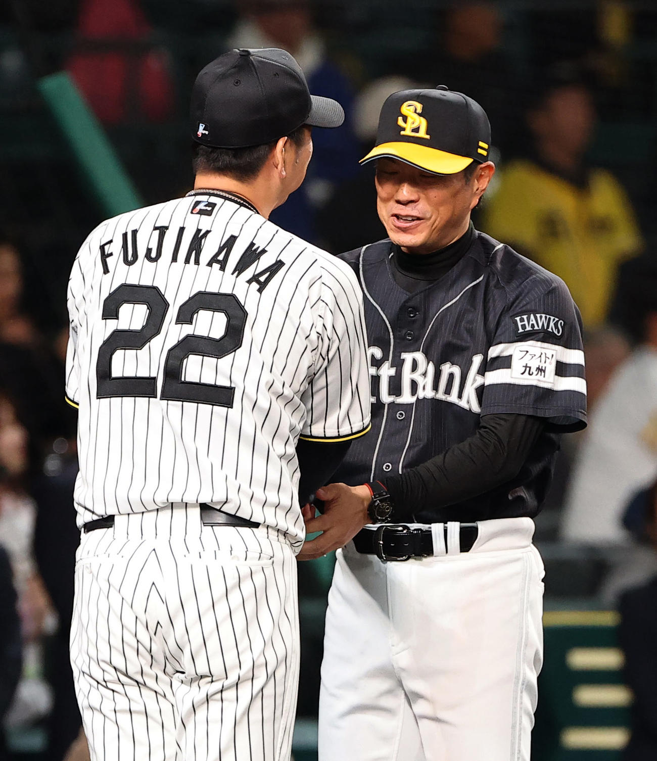 阪神対ソフトバンク　日本シリーズを制した小久保監督（右）は藤川監督と握手を交わす（撮影・上田博志）