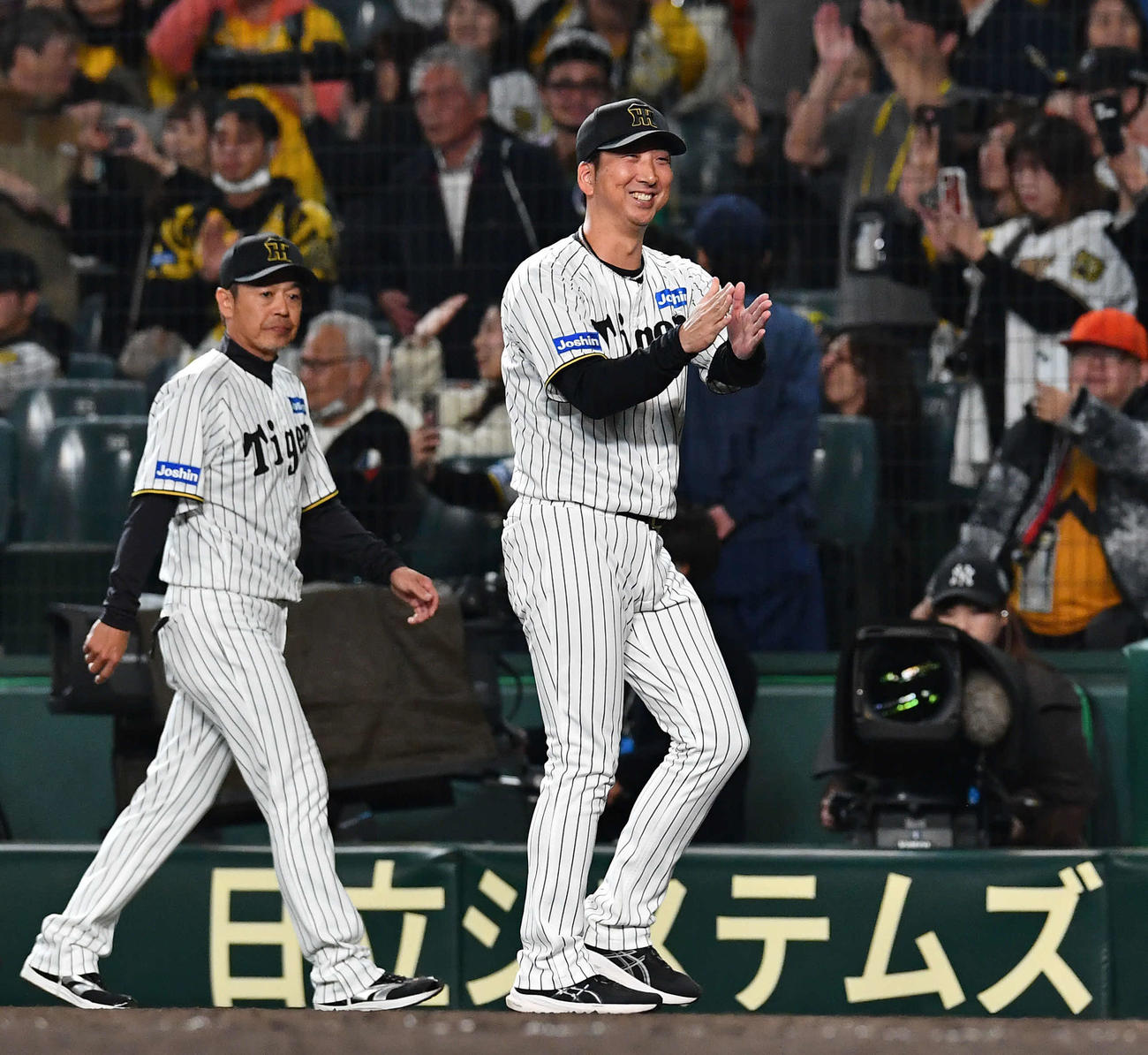 阪神対ソフトバンク　日本シリーズを終え、日本一を達成したソフトバンクナインを笑顔でたたえる阪神藤川監督（撮影・岩下翔太）