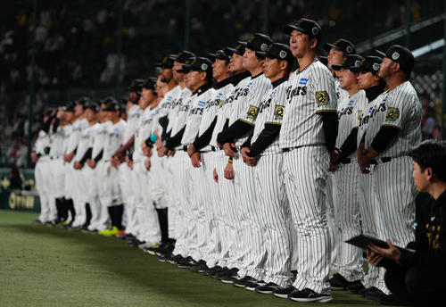 試合後のセレモニーで悔しげな表情の阪神藤川監督（右手前）（撮影・鈴木みどり）