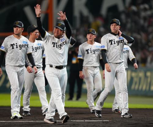 阪神対ソフトバンク　ソフトバンクに敗れ、引き揚げる阪神才木（右）（撮影・鈴木みどり）