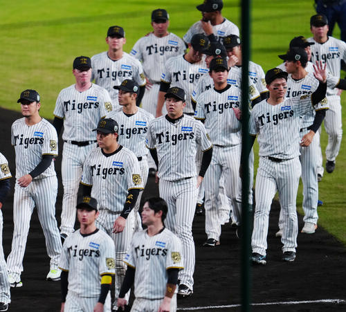 阪神対ソフトバンク　ファンへのあいさつを終え、引き揚げる才木（中央）ら阪神の選手たち（撮影・江口和貴）