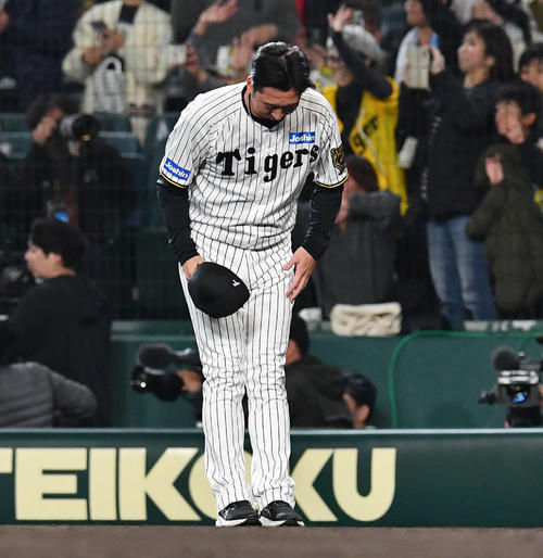 阪神対ソフトバンク　日本シリーズを終え、ソフトバンクナインに一礼する阪神藤川監督（撮影・岩下翔太）