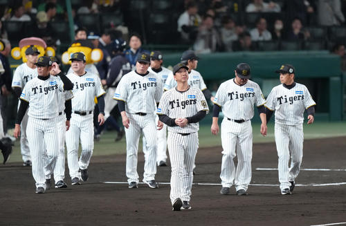 阪神対ソフトバンク　ソフトバンクに敗れスタンドへとあいさつに向かう阪神藤川監督（中央）ら（撮影・足立雅史）