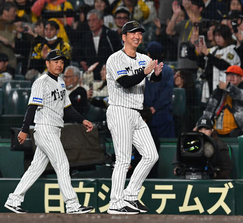 阪神対ソフトバンク　日本シリーズを終え、日本一を達成したソフトバンクナインを笑顔でたたえる阪神藤川監督（撮影・岩下翔太）