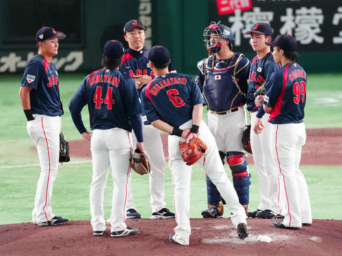 韓国対日本　3回裏、先制を許した後、金丸（右から2人目）のもとに集まるナイン（撮影・鈴木みどり）
