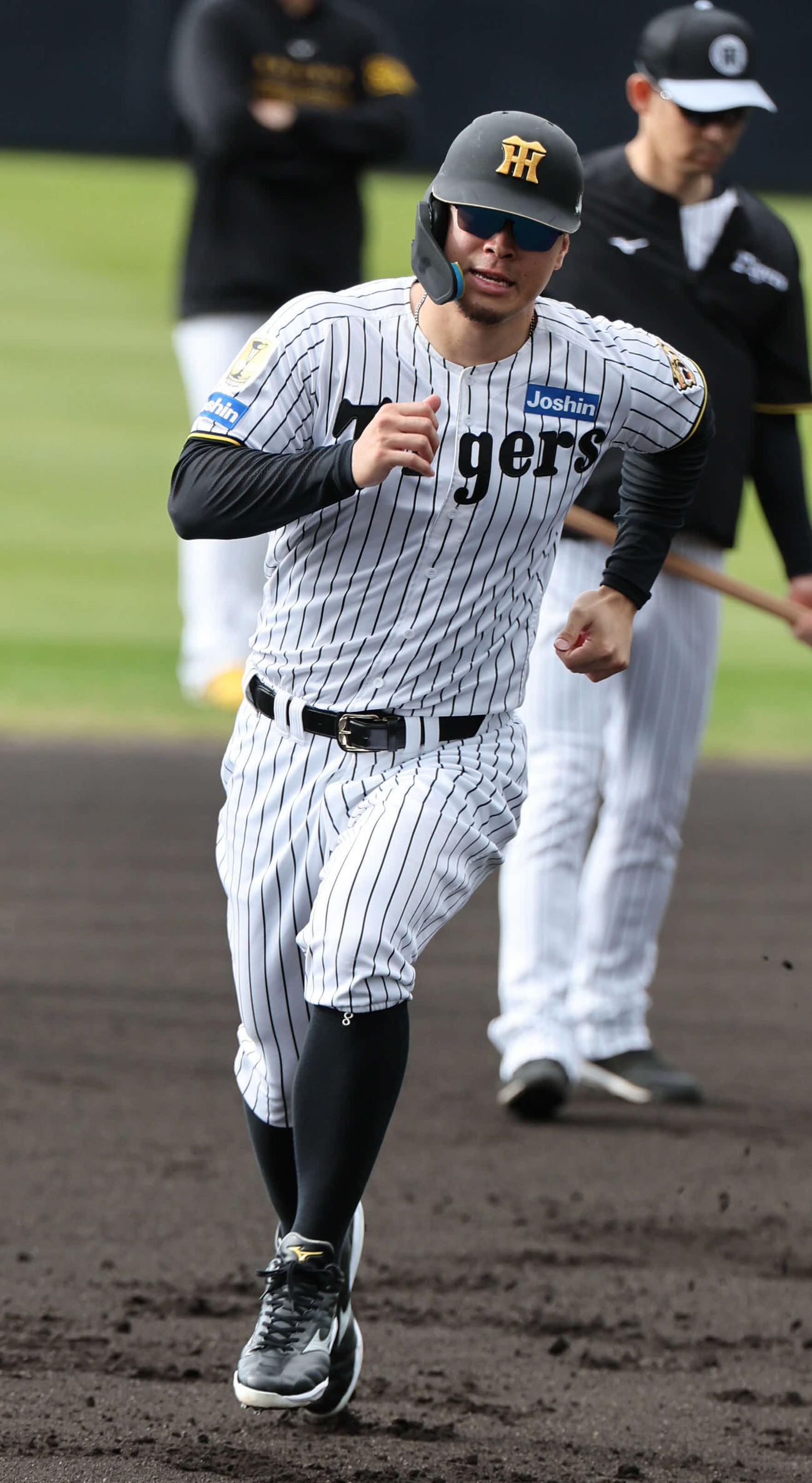 ベースランニングを行う阪神佐藤輝（撮影・西尾就之）