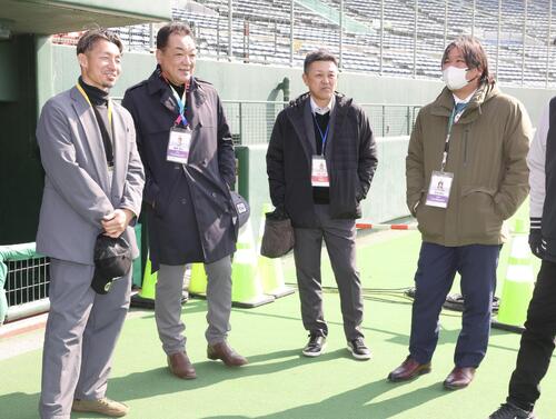 巨人キャンプを視察に訪れた、左から鳥谷敬氏、槙原寛己氏、谷繁元信氏、里崎智也氏の評論家陣(撮影・浅見桂子)