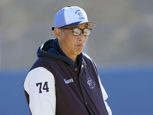 練習を見守る西武西口監督(撮影・小島史椰)