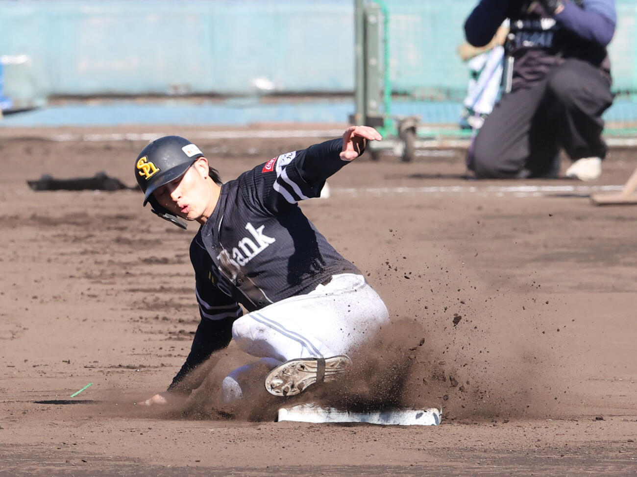 走塁練習をするソフトバンク周東（撮影・梅根麻紀）